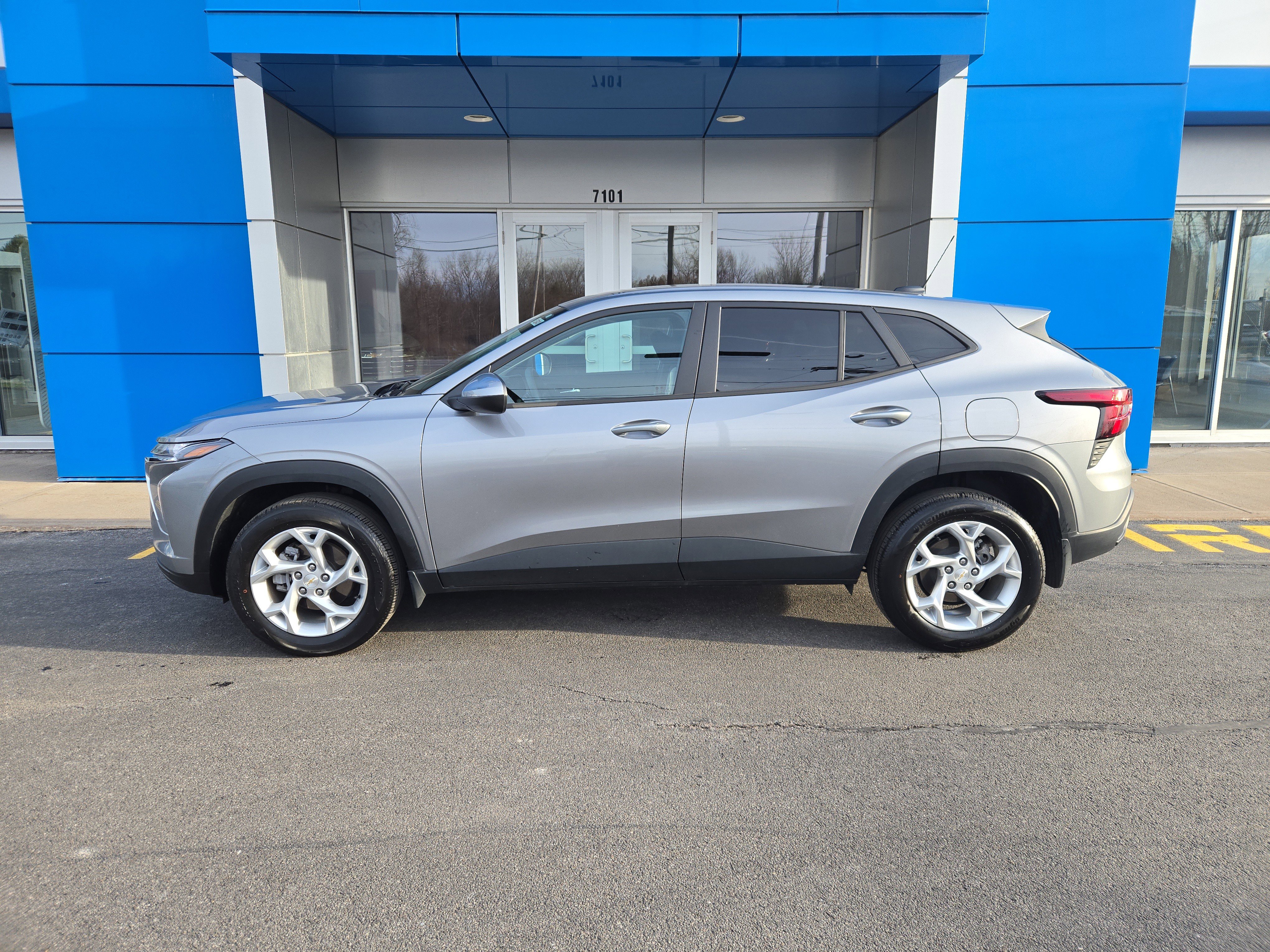 Used 2024 Chevrolet Trax LS w/ LS Convenience Package image 6