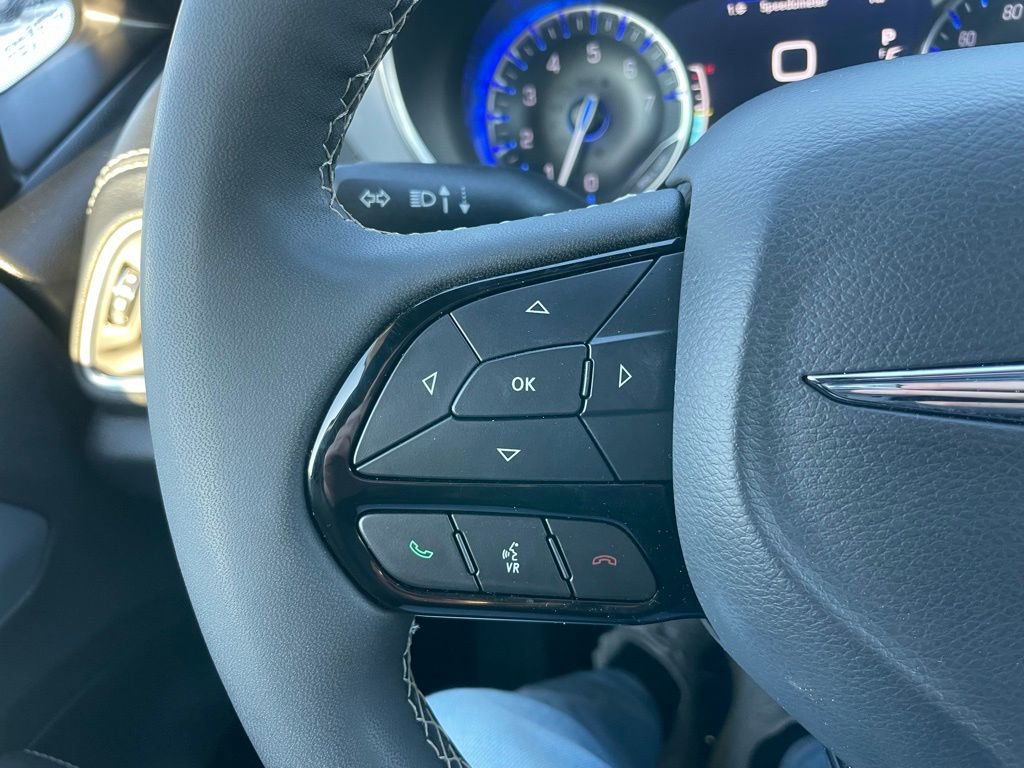 Used 2025 Chrysler Pacifica Limited image 21