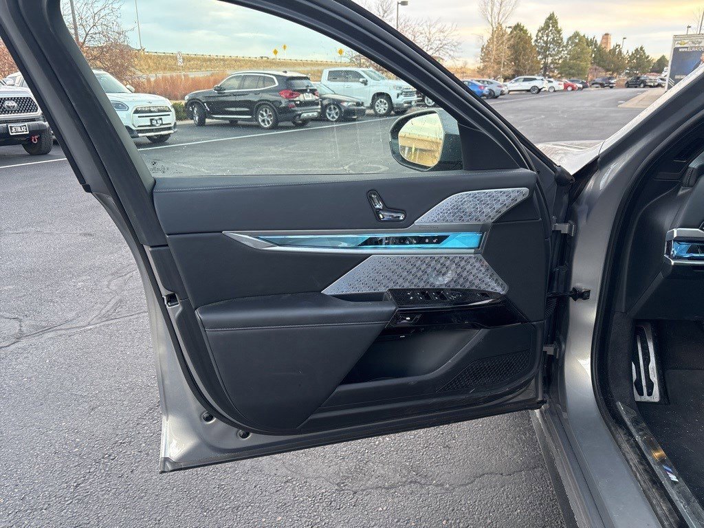 Used 2023 BMW 760i xDrive w/ Luxury Rear Seating Package image 9