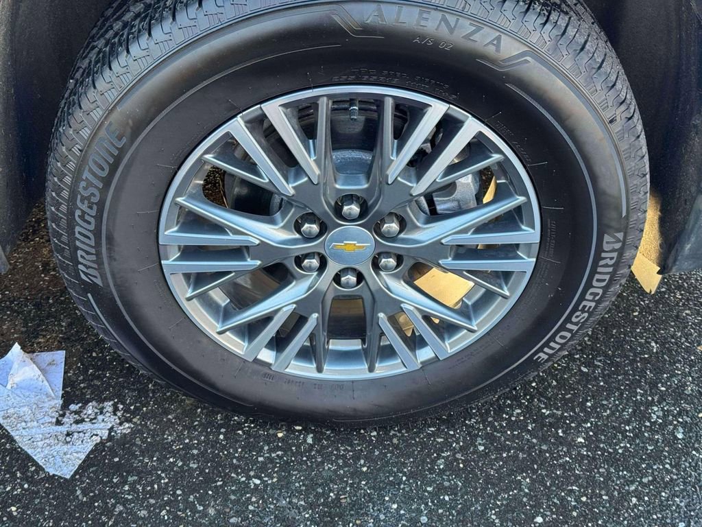 Used 2025 Chevrolet Traverse LT w/ Driver Confidence Package AWD/4WD image 9