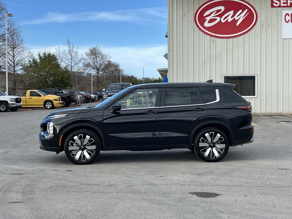 New 2026 Mitsubishi Outlander SE image 2