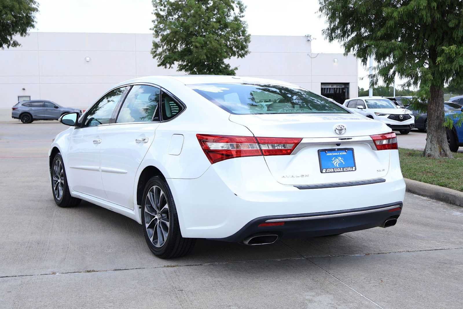 Used 2017 Toyota Avalon XLE Premium FWD image 4