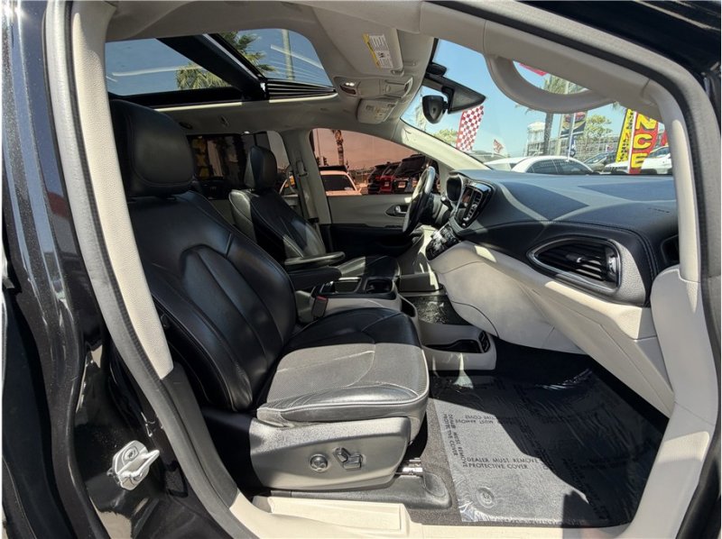 Used 2018 Chrysler Pacifica Limited FWD image 31