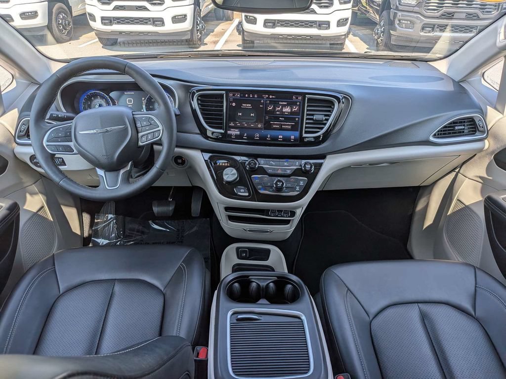Used 2024 Chrysler Pacifica Touring-L FWD image 15