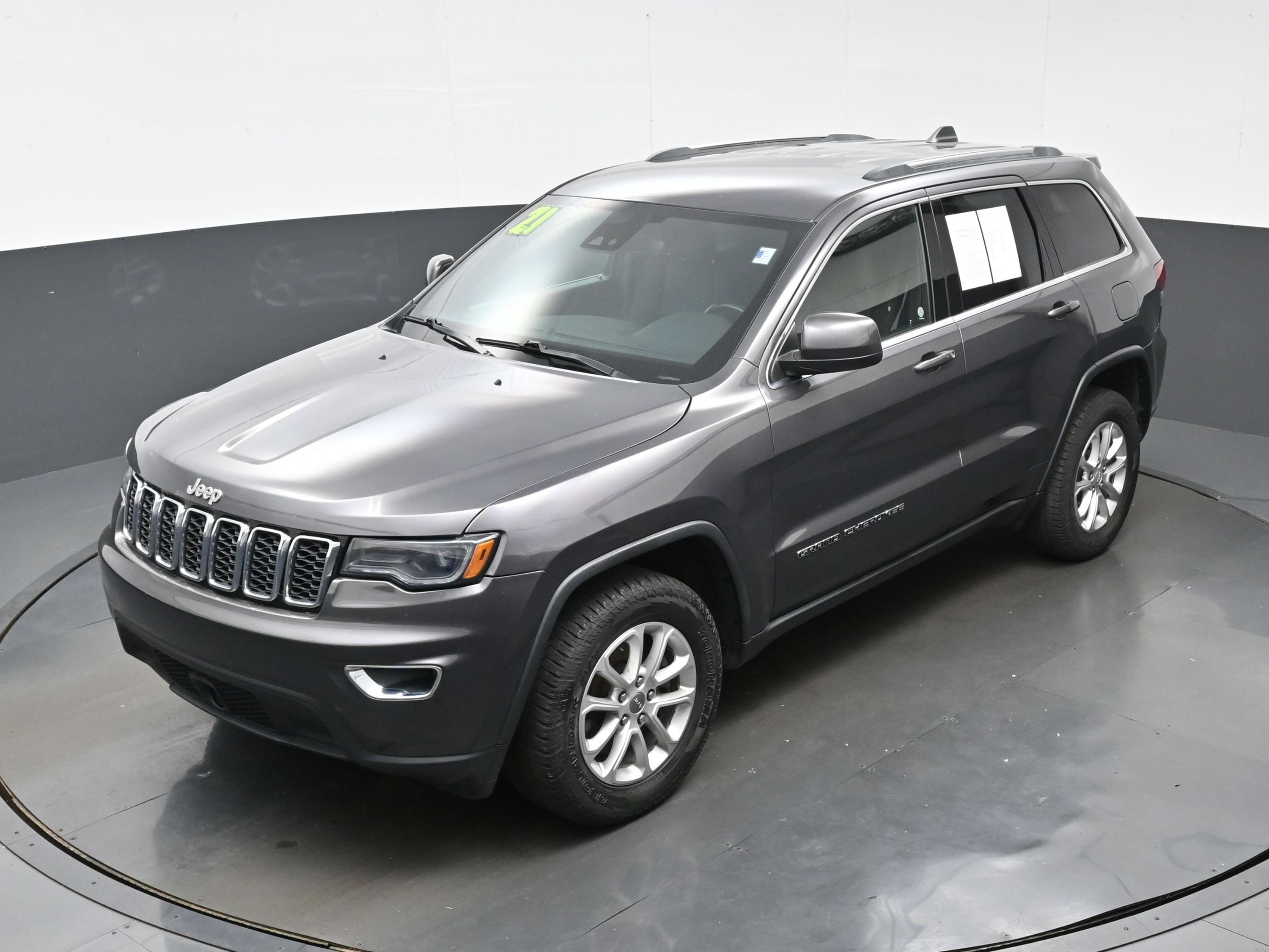 Used 2021 Jeep Grand Cherokee Laredo w/ Security & Convenience Group AWD/4WD image 32
