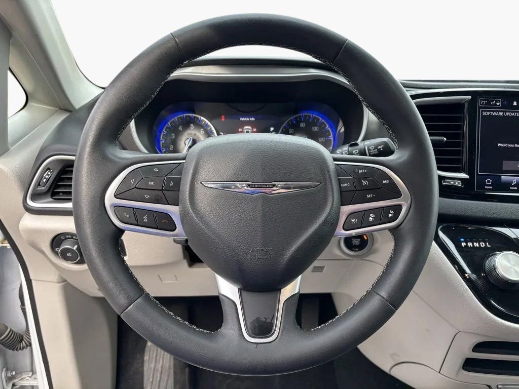 Used 2024 Chrysler Pacifica Touring-L image 12