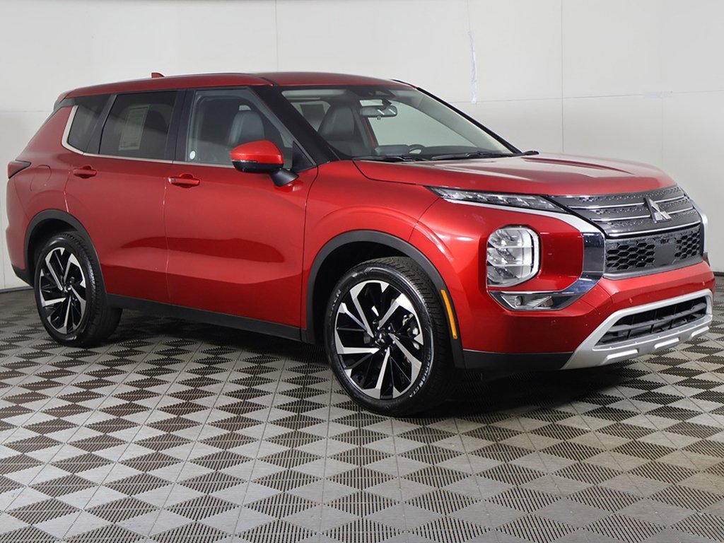 Used 2024 Mitsubishi Outlander SE image 2