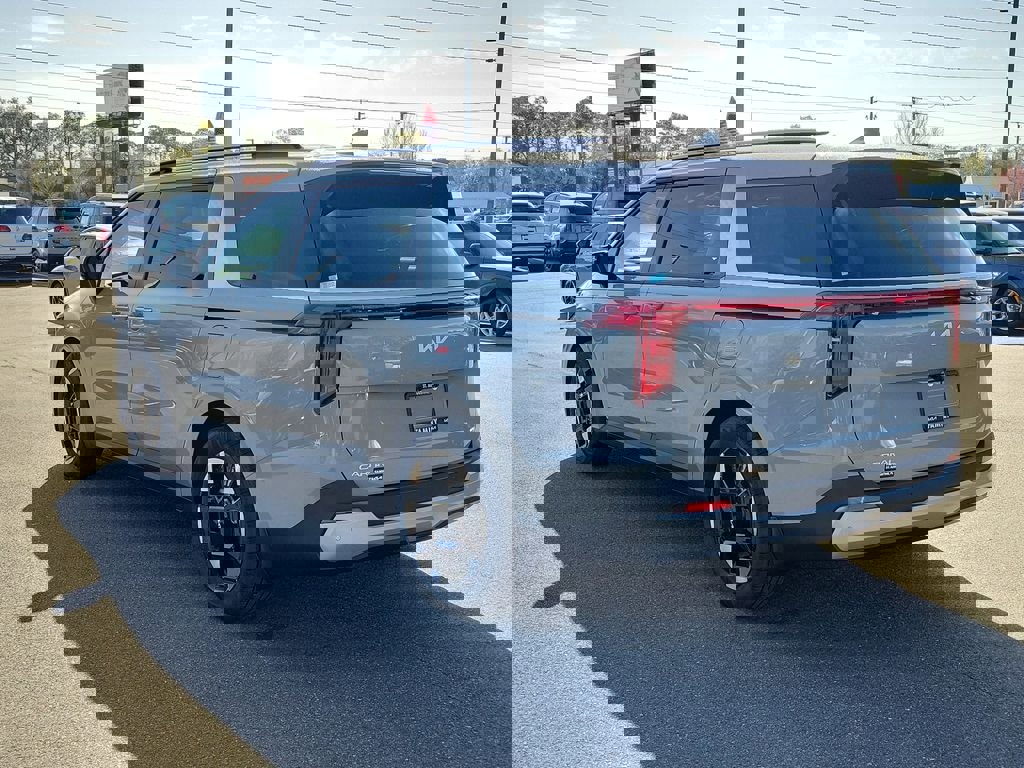 New 2026 Kia Carnival EX FWD image 4