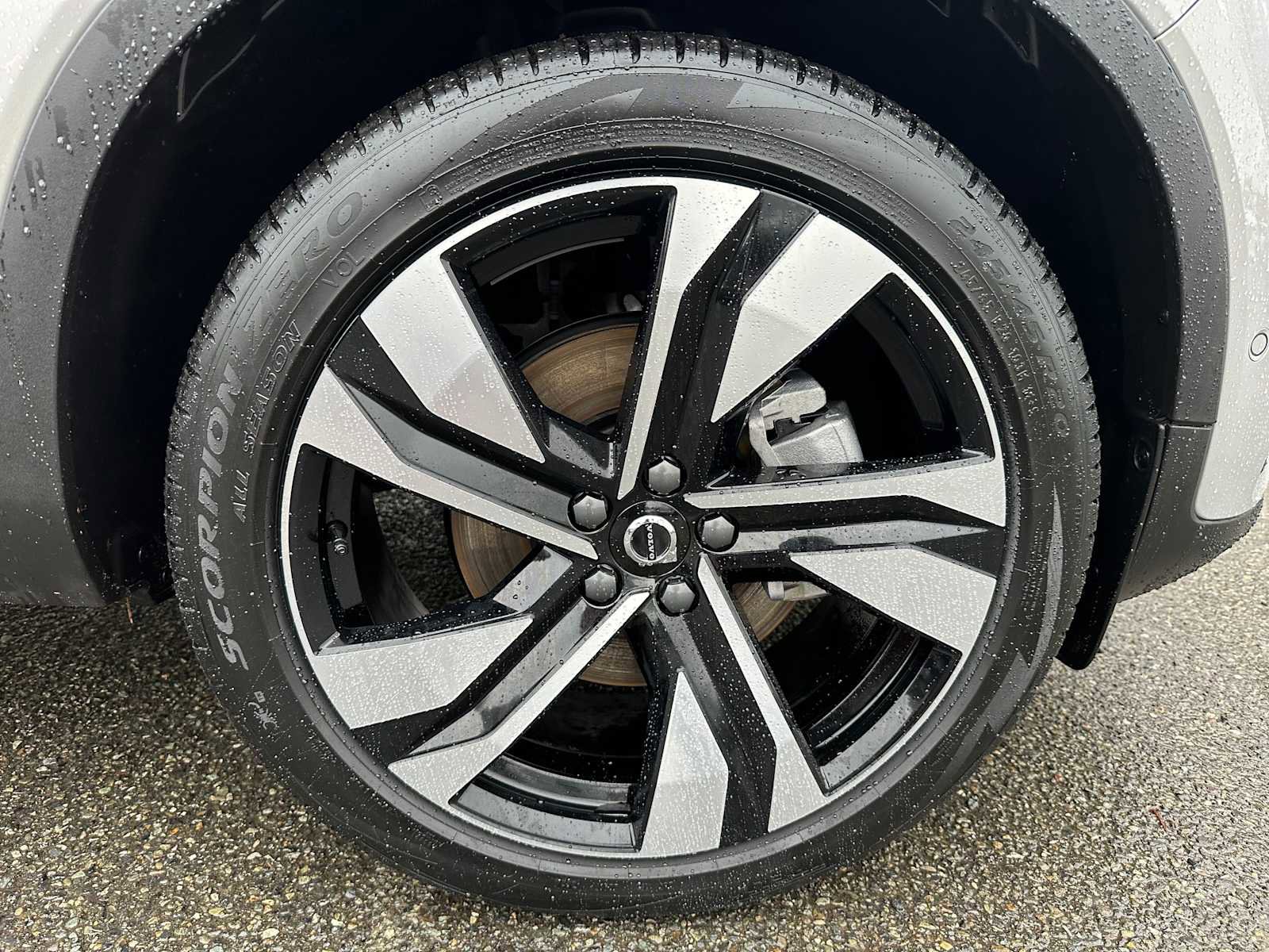 Used 2025 Volvo XC40 B5 Plus w/ Climate Package image 9