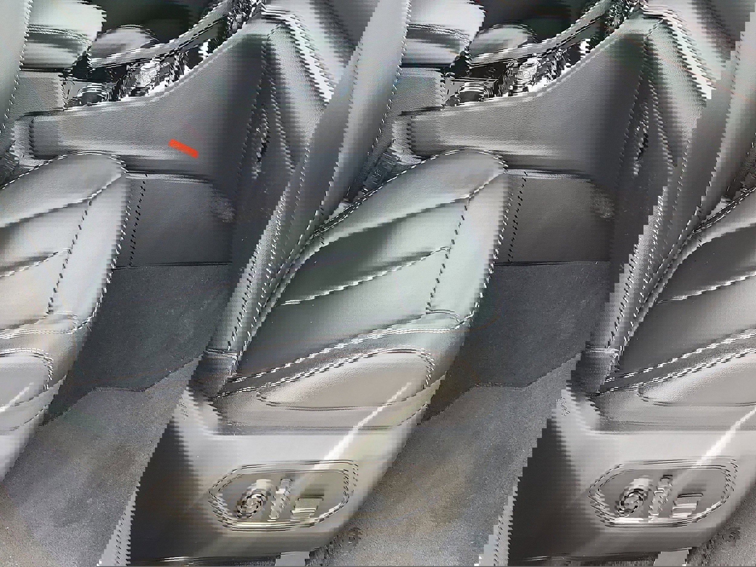 Used 2023 Jeep Grand Cherokee Limited image 13