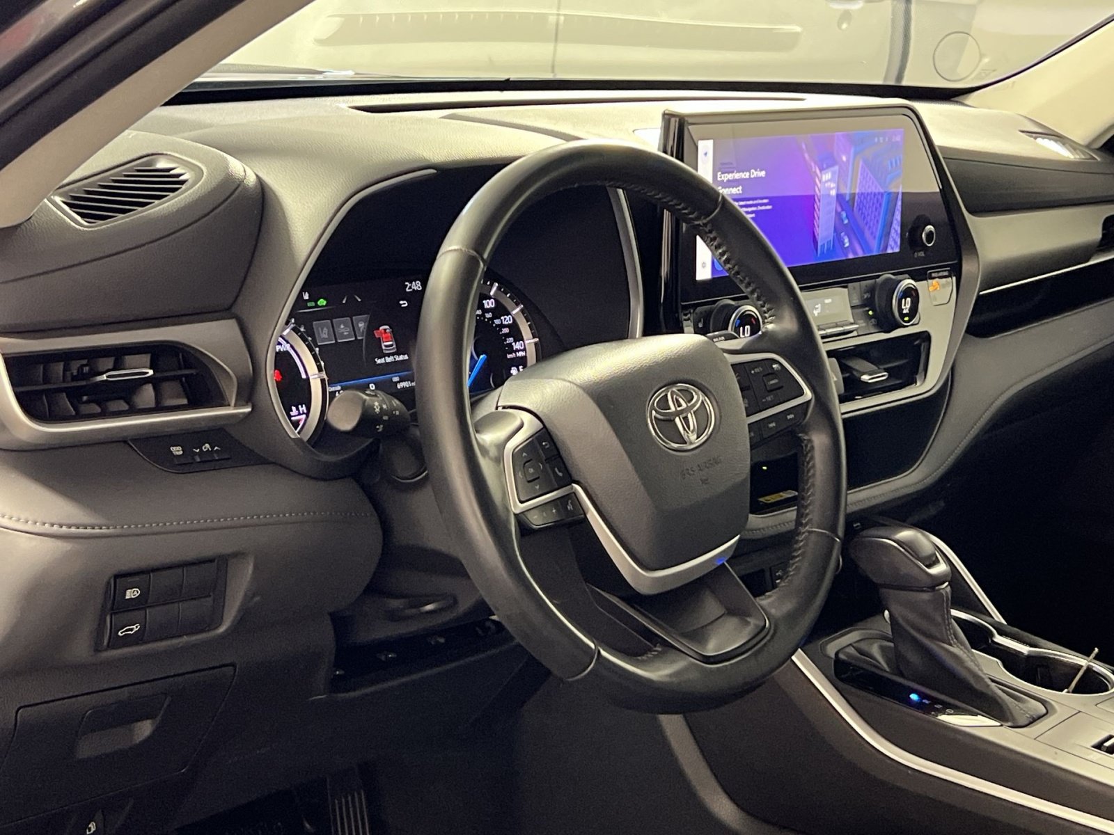 Used 2023 Toyota Highlander XLE AWD/4WD image 16