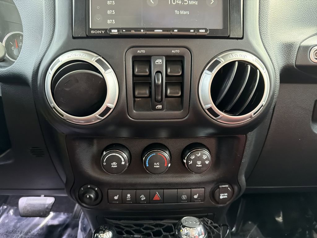 Used 2015 Jeep Wrangler Unlimited Rubicon w/ Dual Top Group AWD/4WD image 25