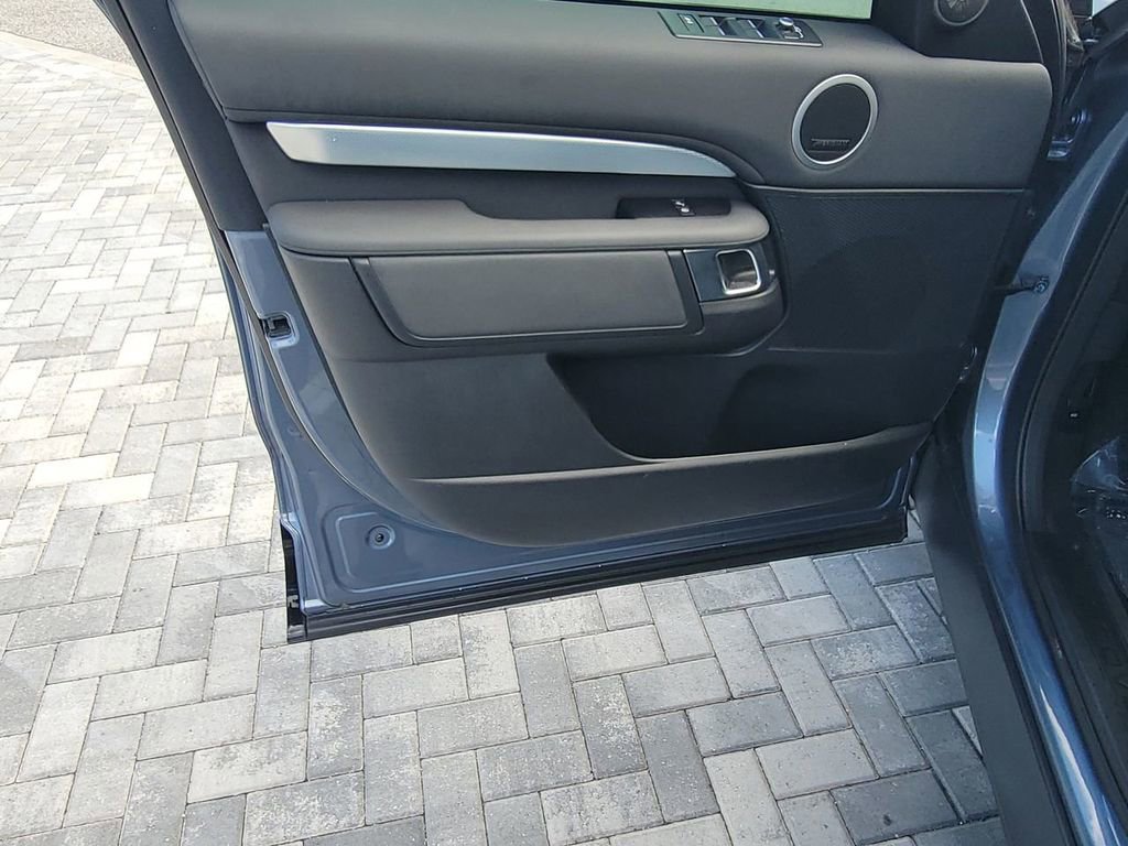 Used 2020 Land Rover Discovery Landmark image 23