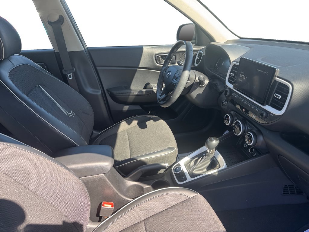 Used 2025 Hyundai Venue Limited FWD image 15