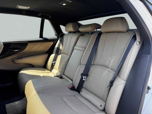 Used 2023 Lexus LS 500 w/ Accessory Package (Z2) RWD image 37