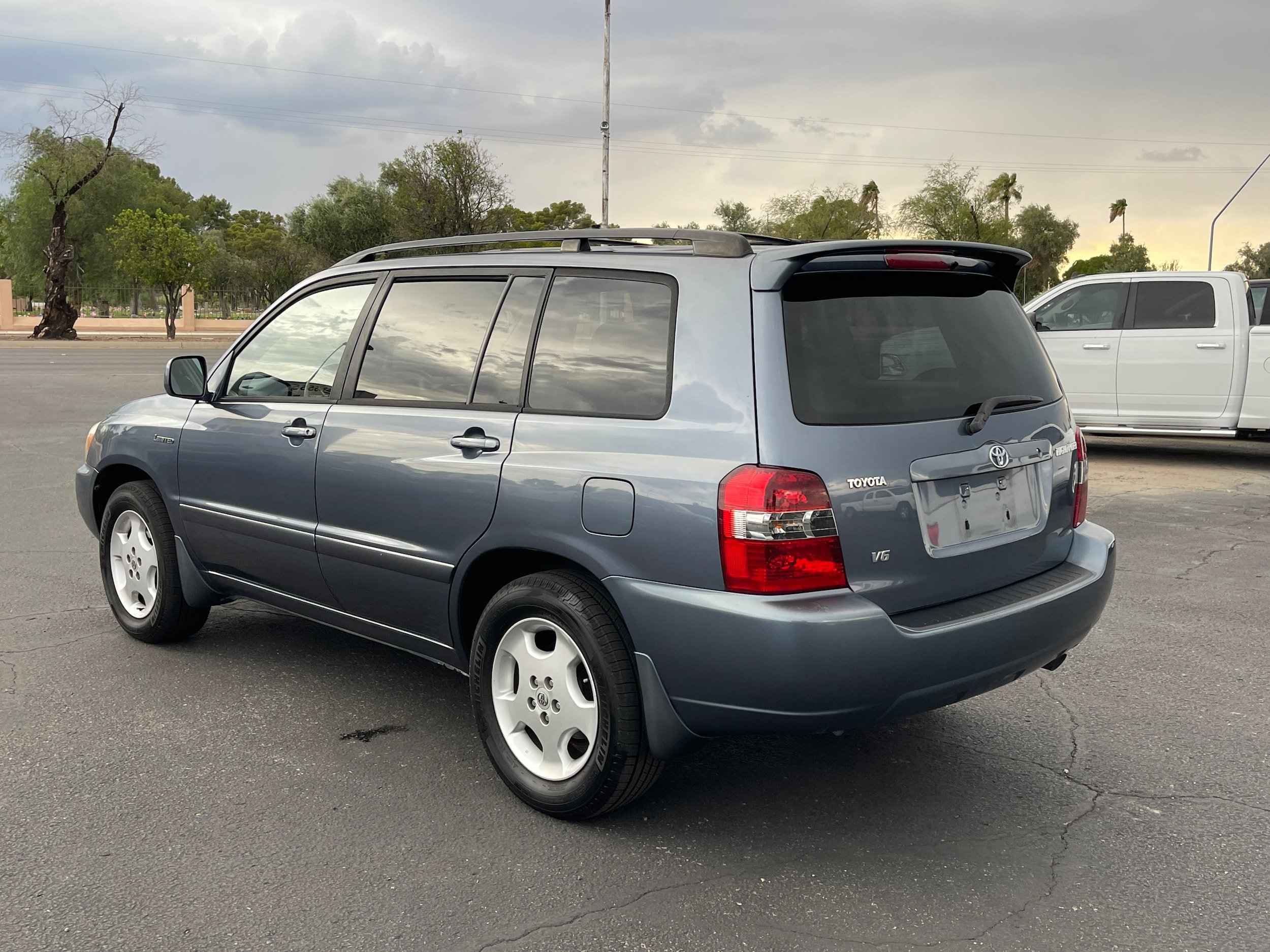 Used 2005 Toyota Highlander 2WD V6 w/ 3rd Row image 3
