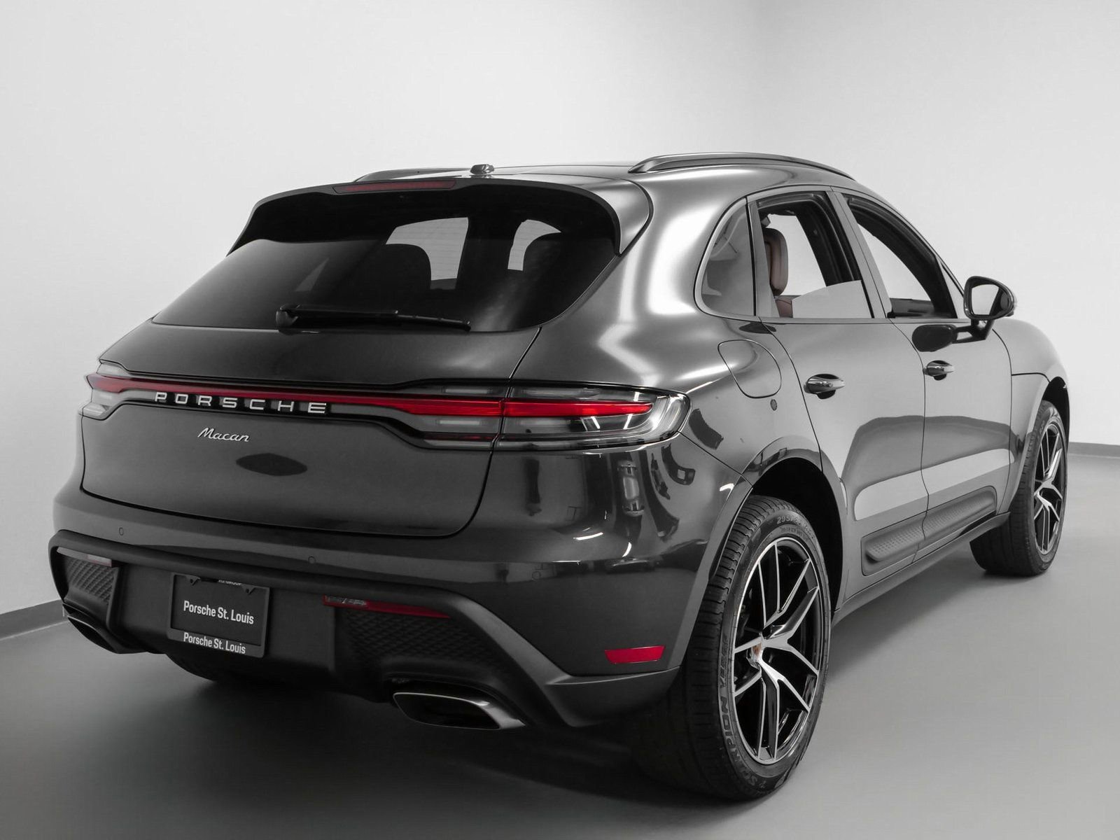 Certified 2025 Porsche Macan image 11