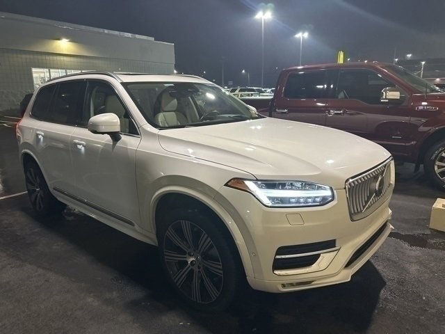 Used 2023 Volvo XC90 B6 Ultimate w/ Lounge Package image 2
