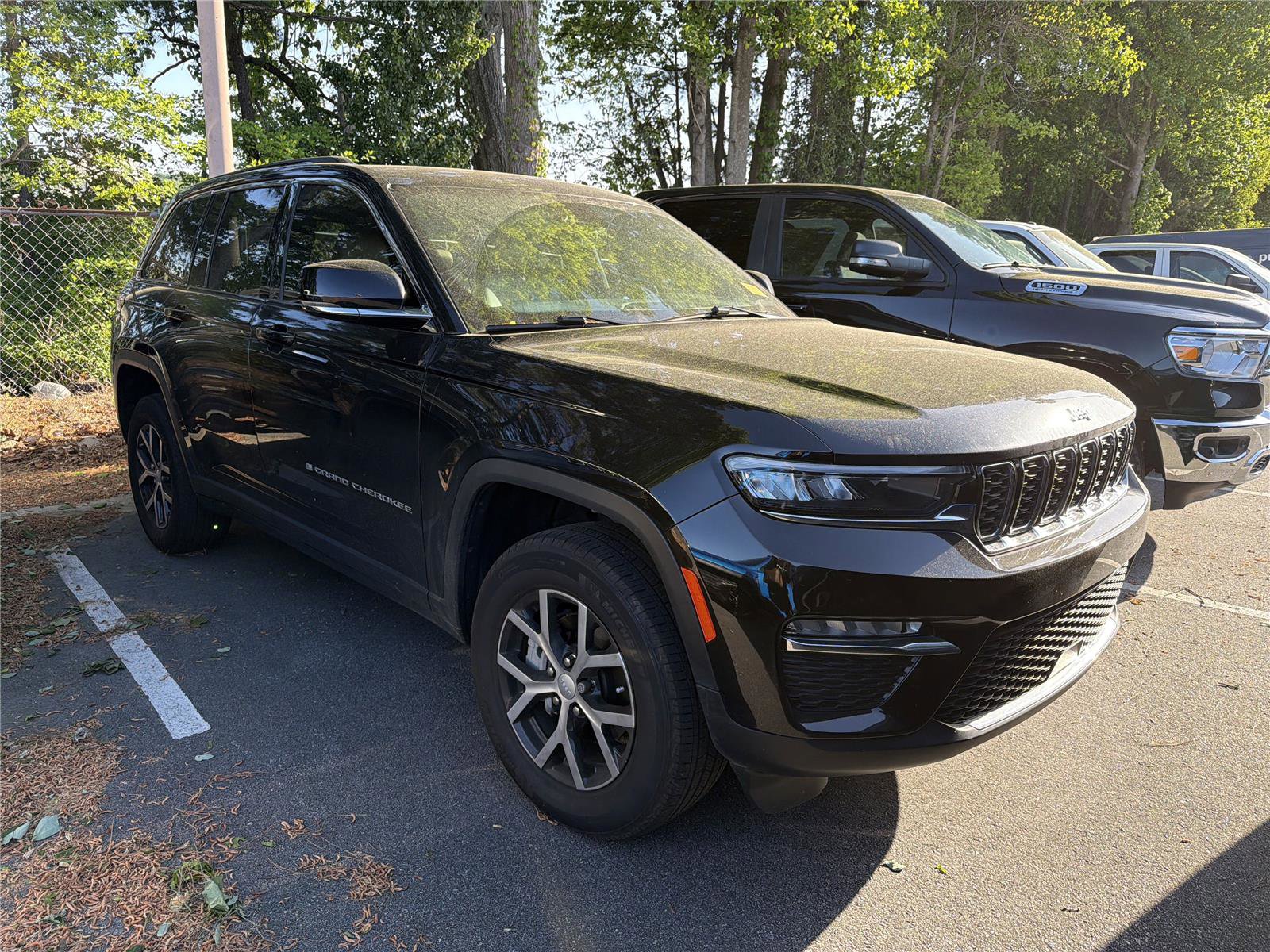 Used 2025 Jeep Grand Cherokee Limited RWD image 2