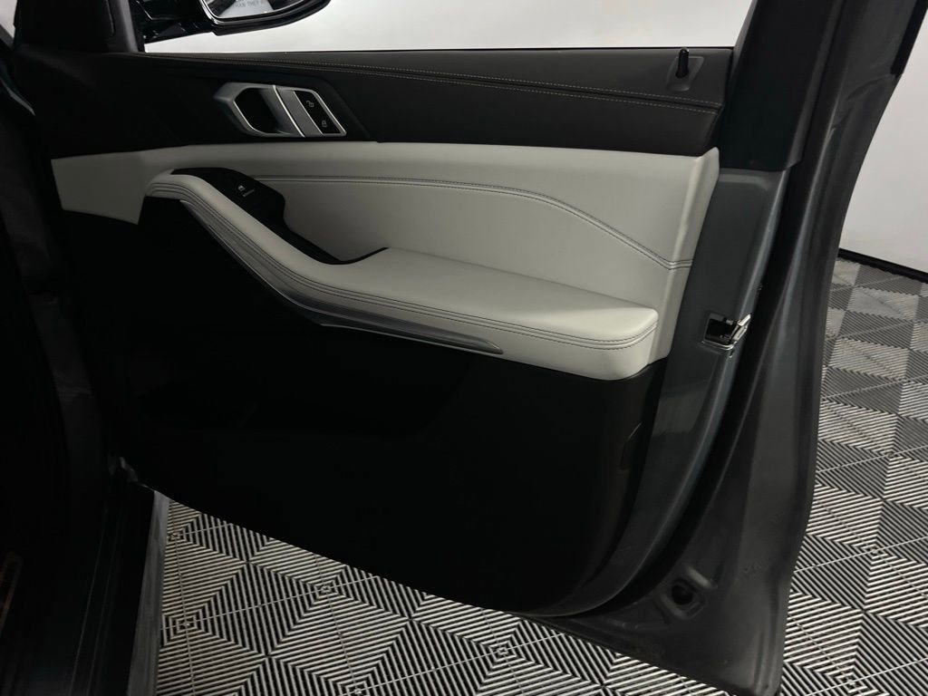 Used 2025 BMW X5 xDrive50e w/ M Sport Package image 33