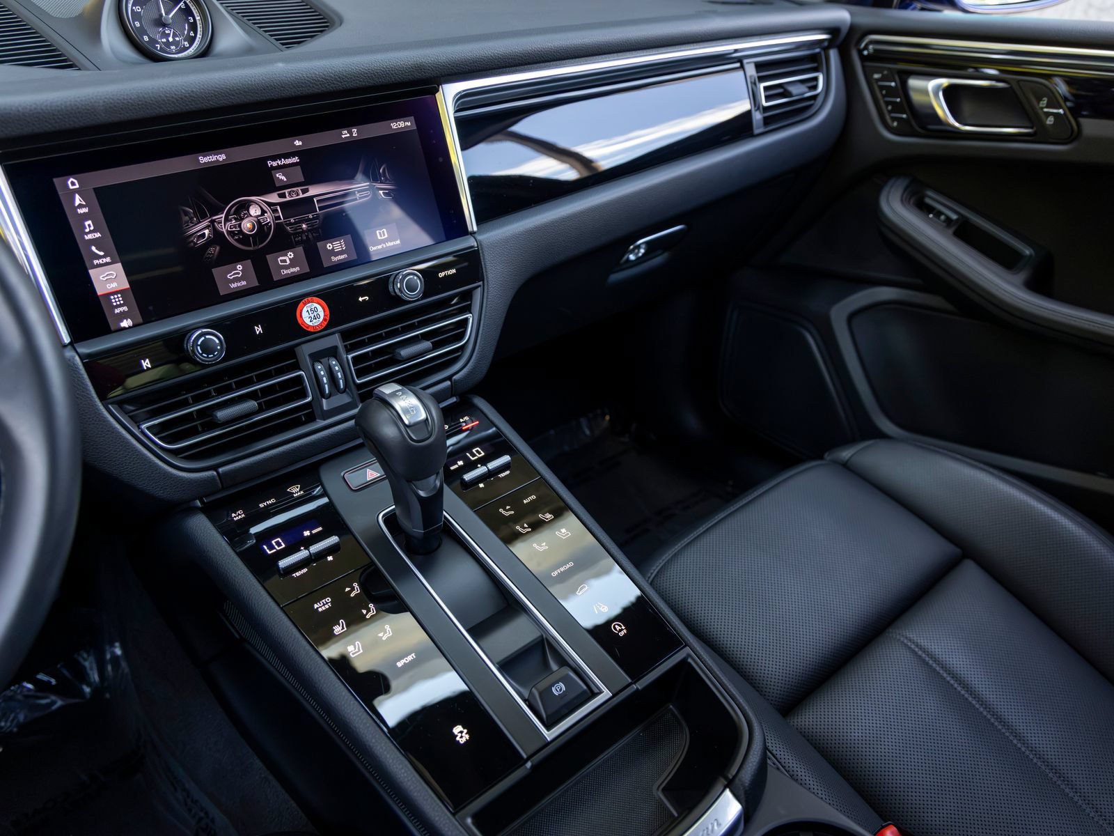 Certified 2026 Porsche Macan AWD/4WD image 46