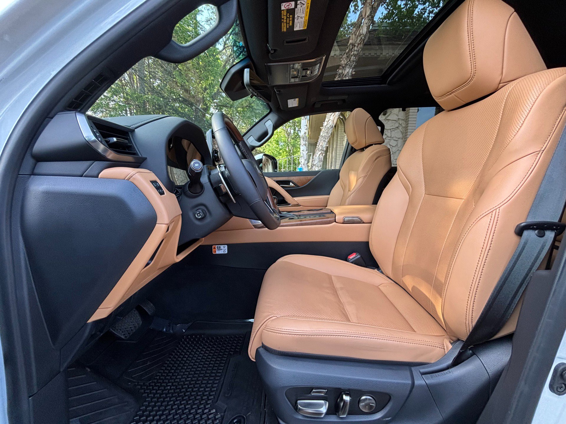 Used 2025 Lexus LX 600 4WD w/ Accessory Package (2T) image 9