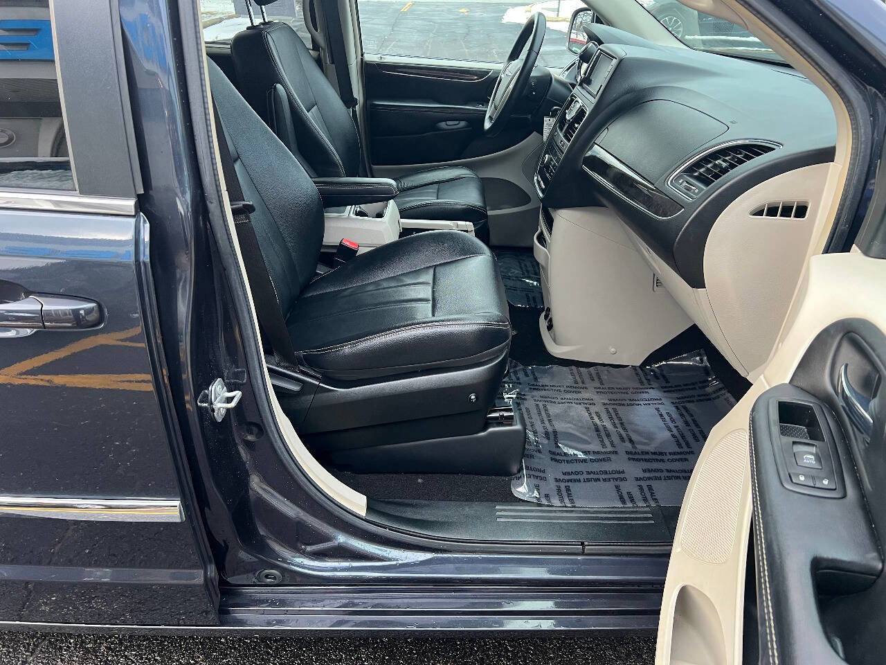 Used 2014 Chrysler Town & Country Touring image 28