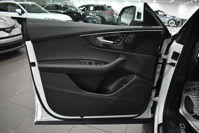 Used 2025 Audi Q8 Premium image 35