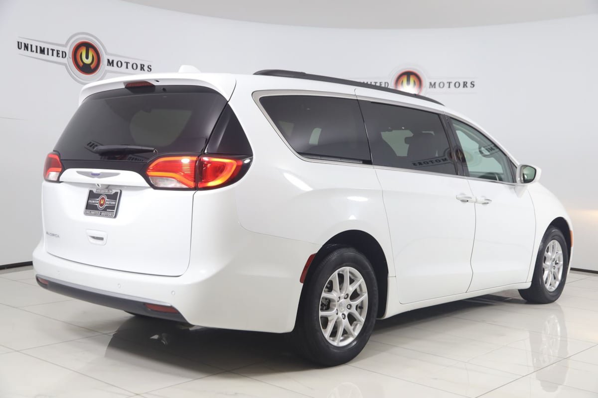 Used 2020 Chrysler Pacifica Touring FWD image 3