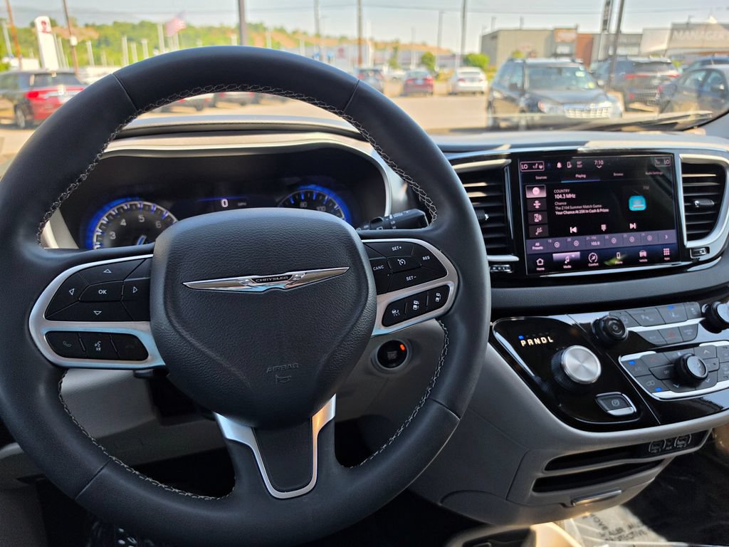 Used 2023 Chrysler Pacifica Touring-L FWD image 21