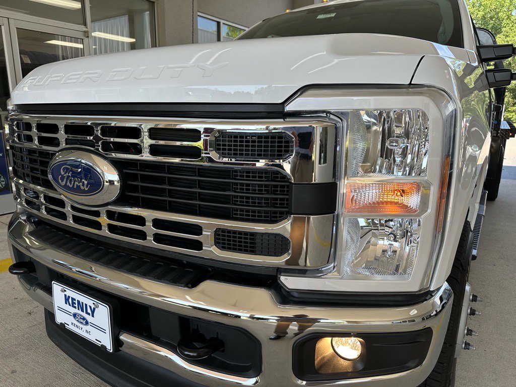 New 2025 Ford F350 XL w/ XL Chrome Package