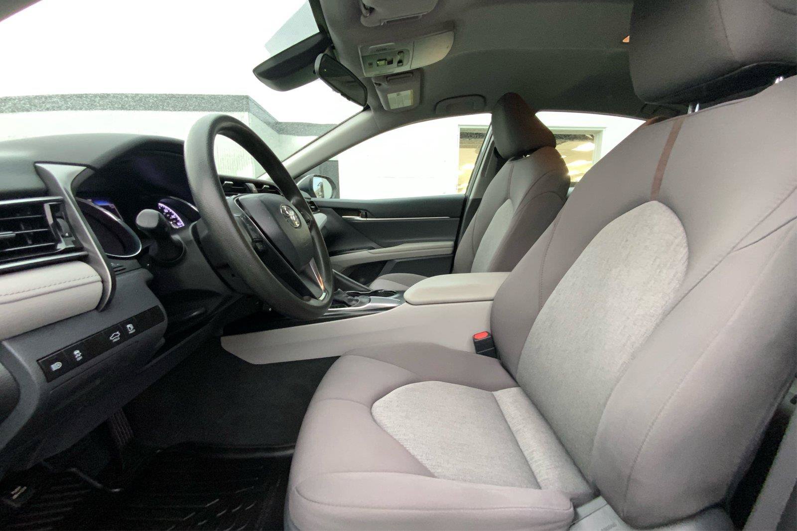 Used 2020 Toyota Camry LE FWD image 10