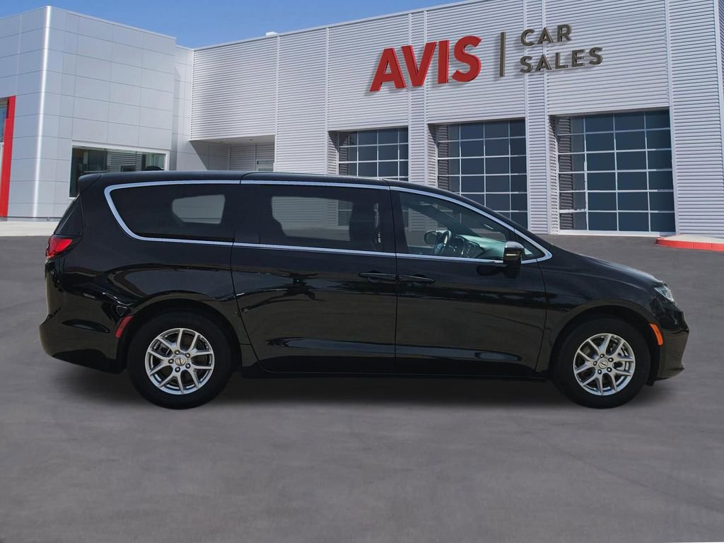 Used 2025 Chrysler Pacifica Select image 7
