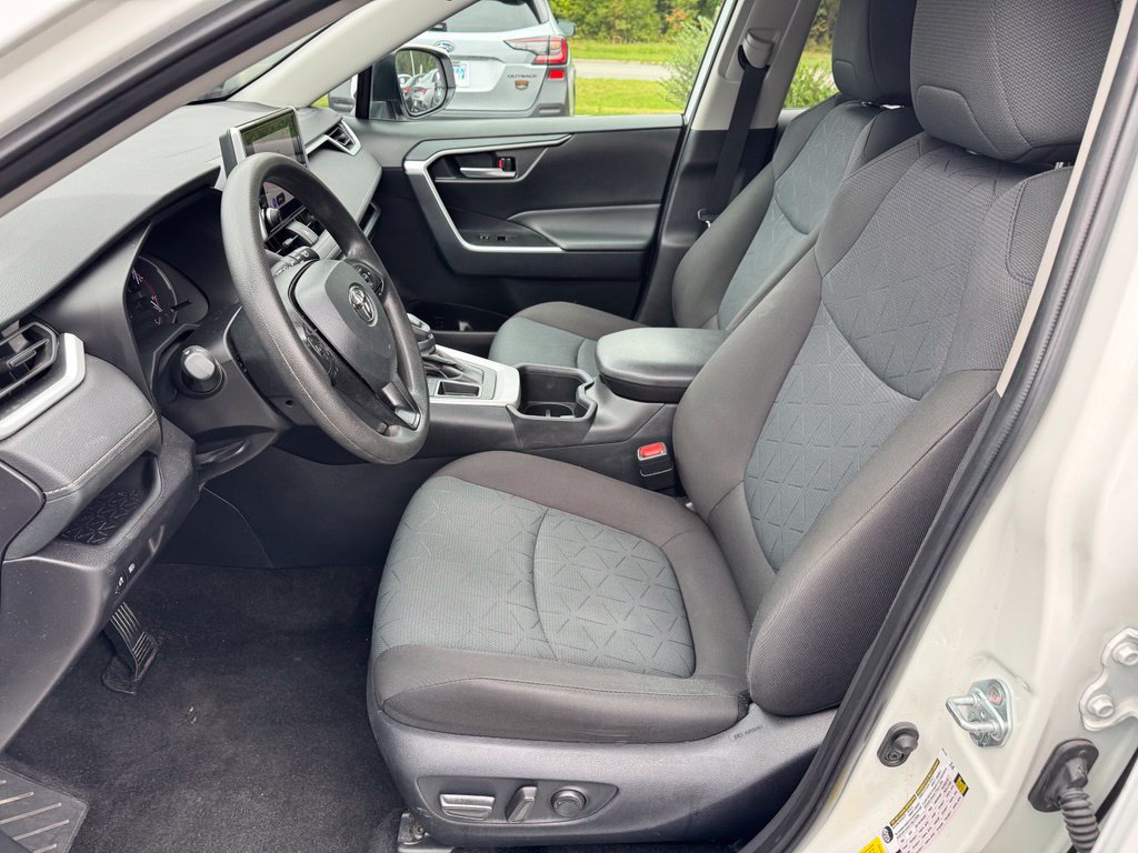 Used 2025 Toyota RAV4 XLE FWD image 12