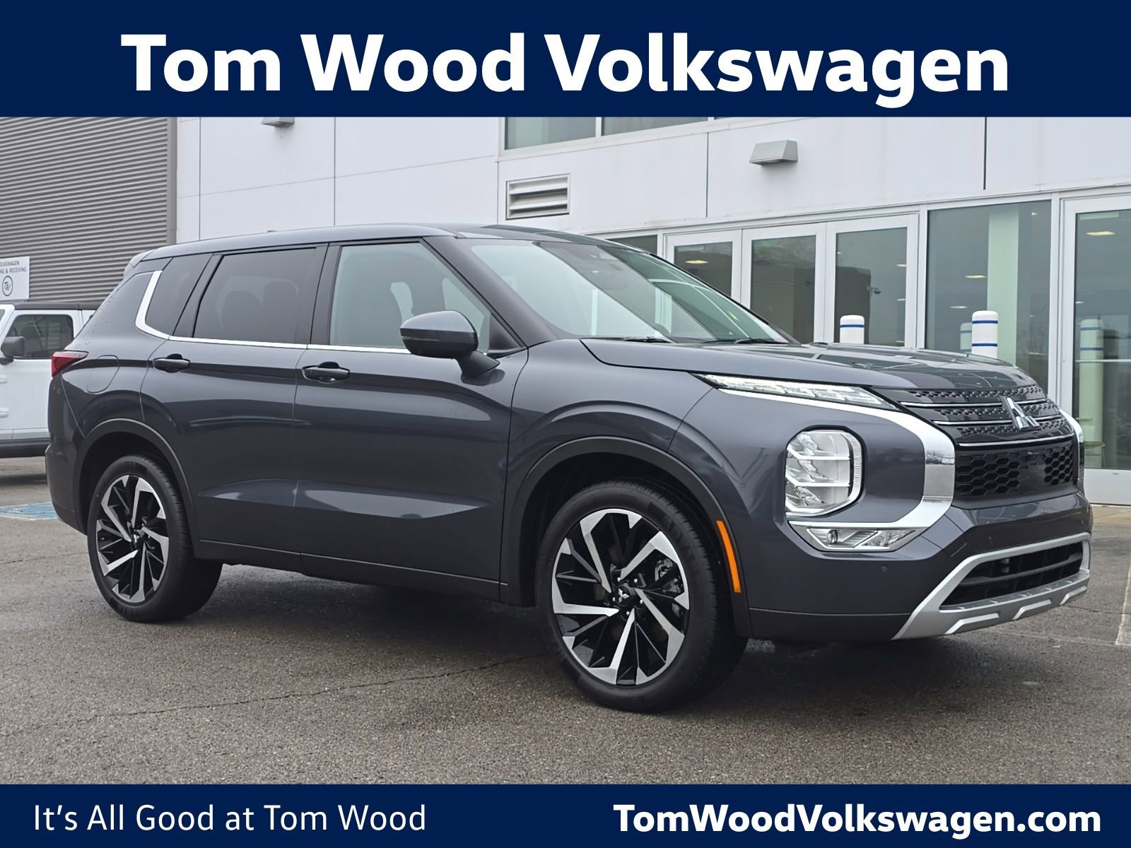 Used 2024 Mitsubishi Outlander SE image 1