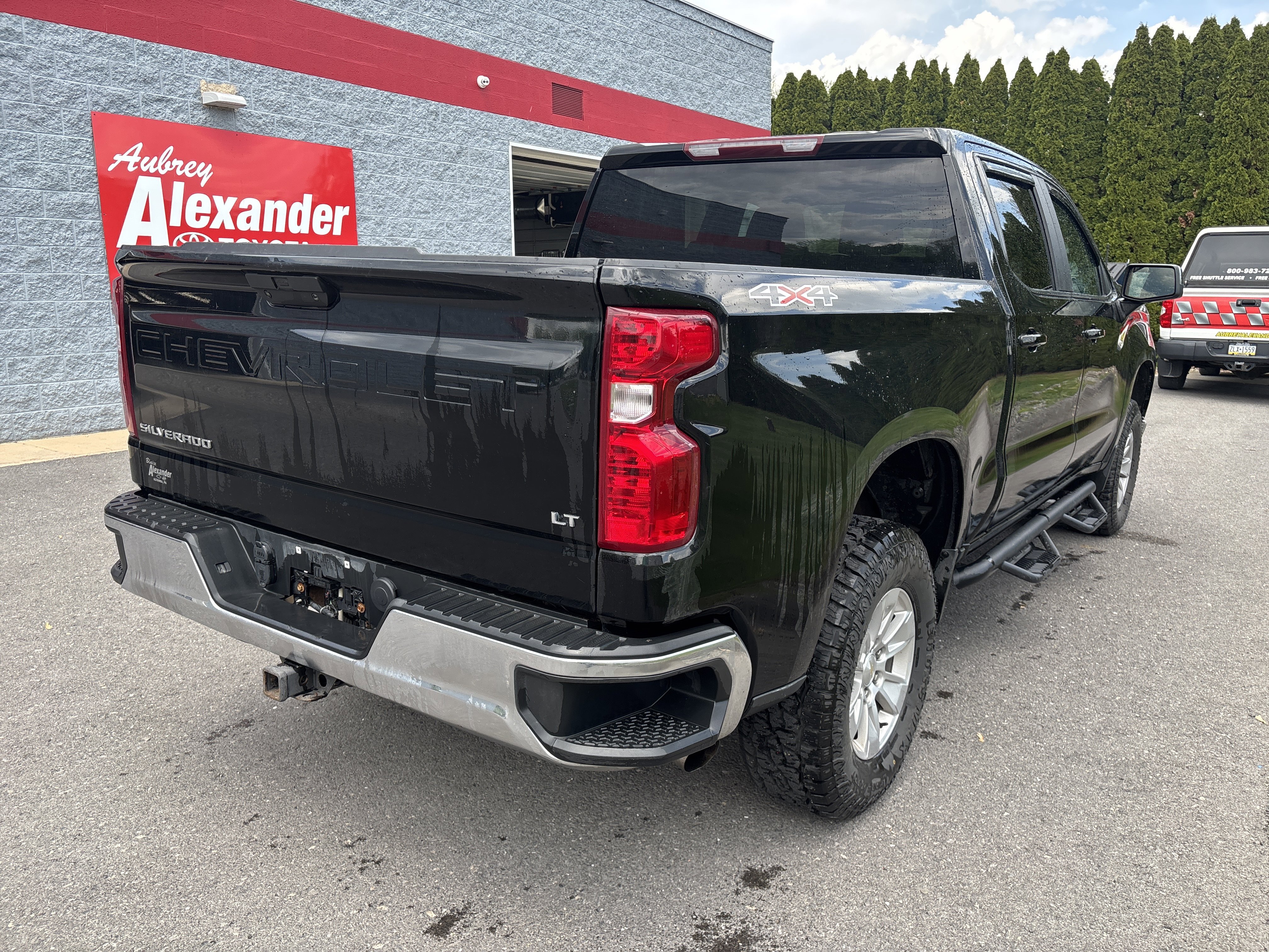 Used 2022 Chevrolet Silverado 1500 LT AWD/4WD image 3