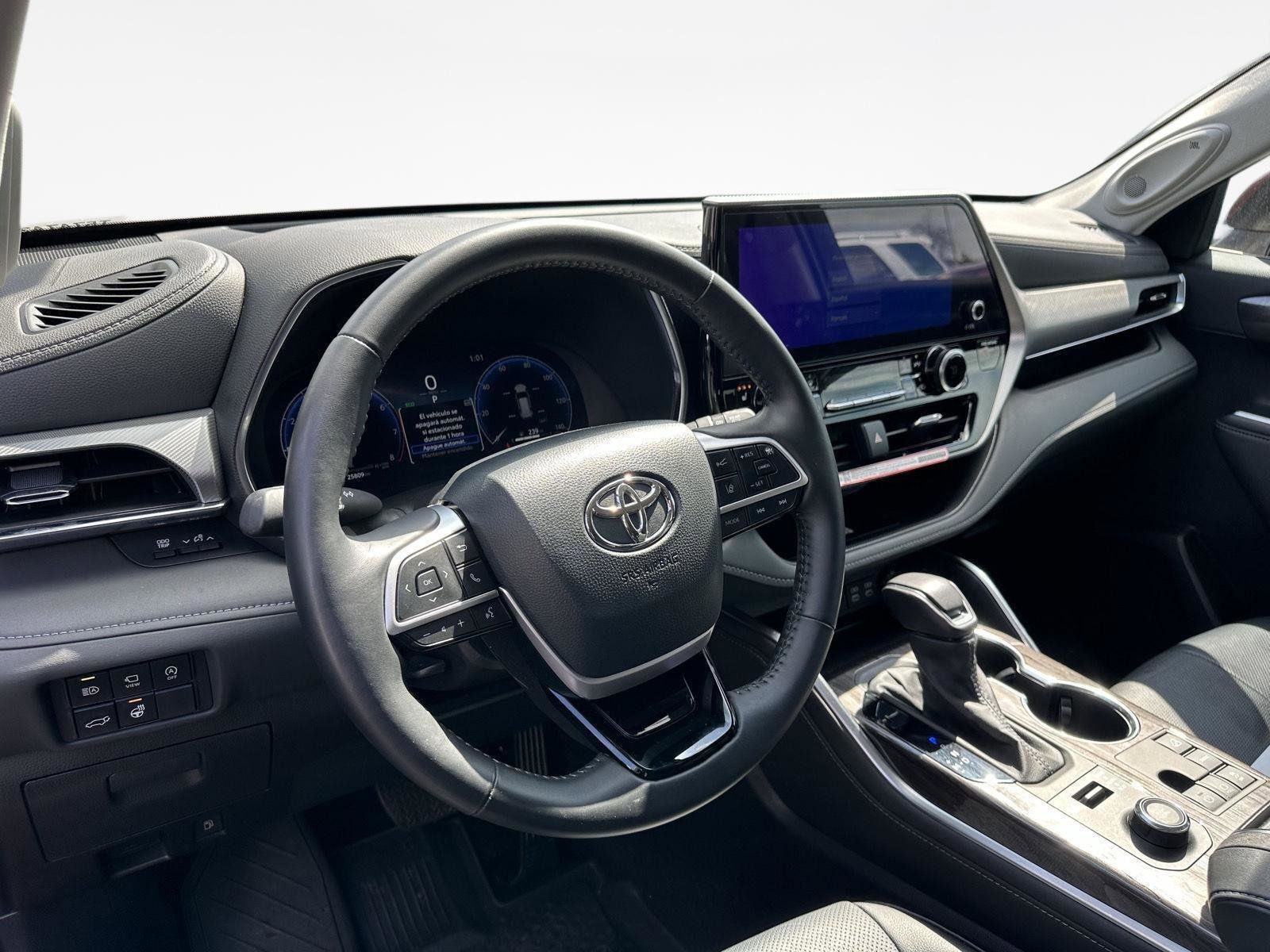 Used 2024 Toyota Highlander Platinum image 11