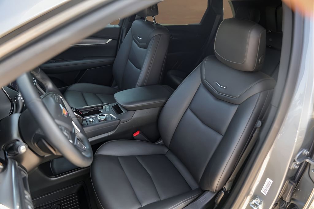 Used 2025 Cadillac XT5 Luxury w/ LPO, Floor Liner Package FWD image 7