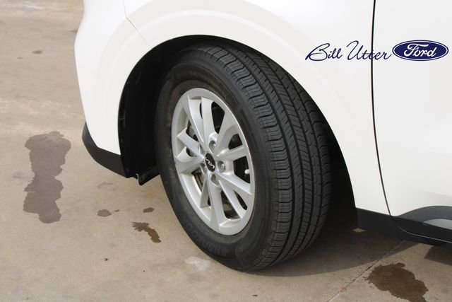 Used 2023 Kia Carnival LX image 9