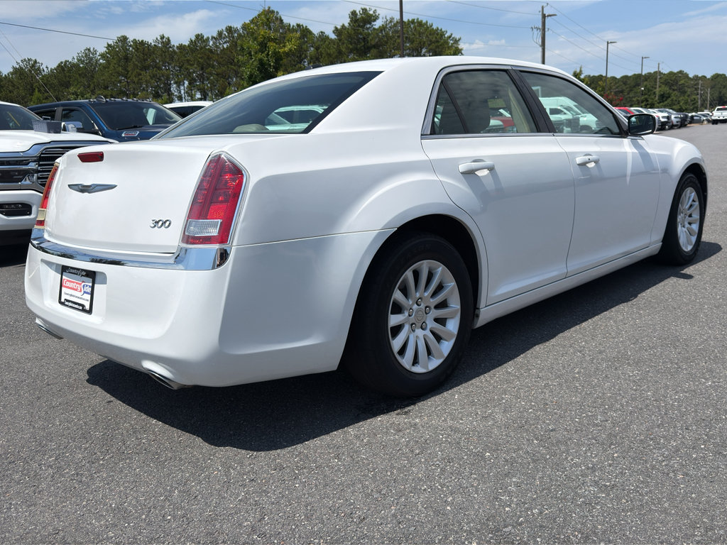 Used 2013 Chrysler 300 RWD image 6
