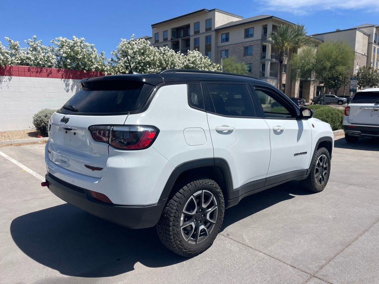 Used 2025 Jeep Compass Trailhawk AWD/4WD image 2