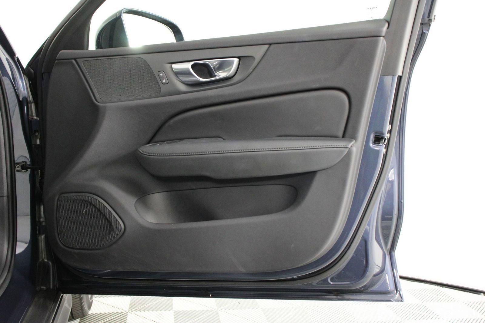 Certified 2025 Volvo V60 B5 Cross Country Plus image 21