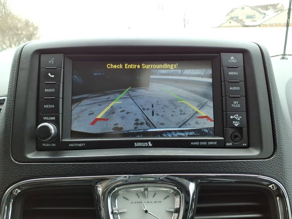 Used 2014 Chrysler Town & Country Touring-L image 21