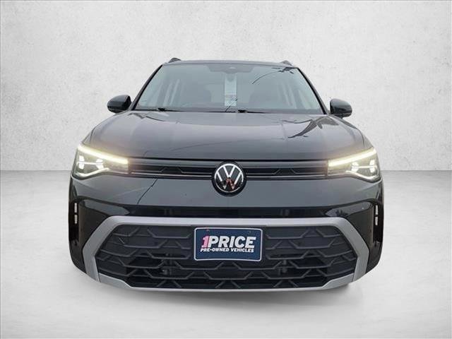 Used 2025 Volkswagen Taos SE w/ Panoramic Sunroof Package image 2