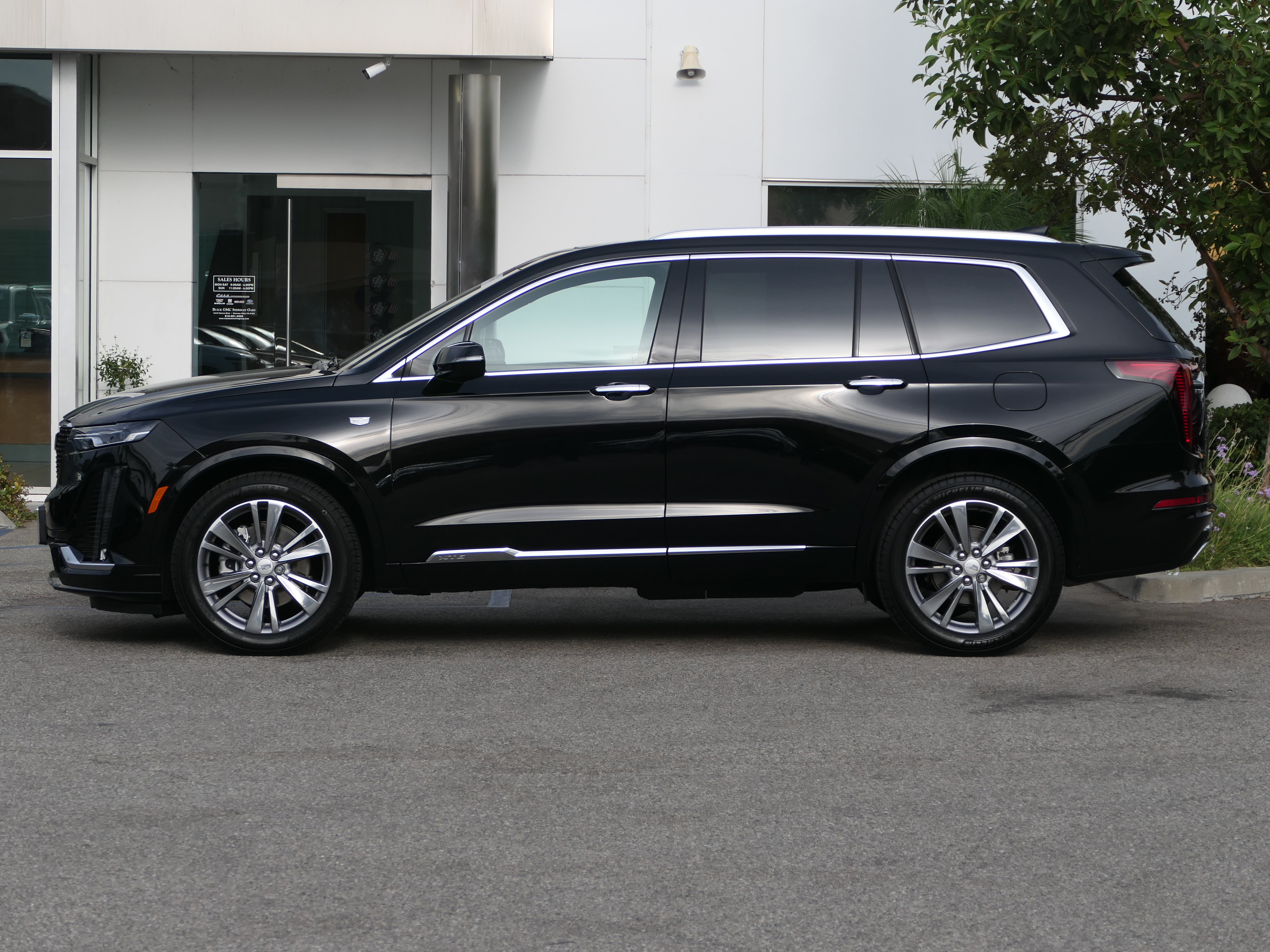 Certified 2025 Cadillac XT6 Premium Luxury FWD image 2