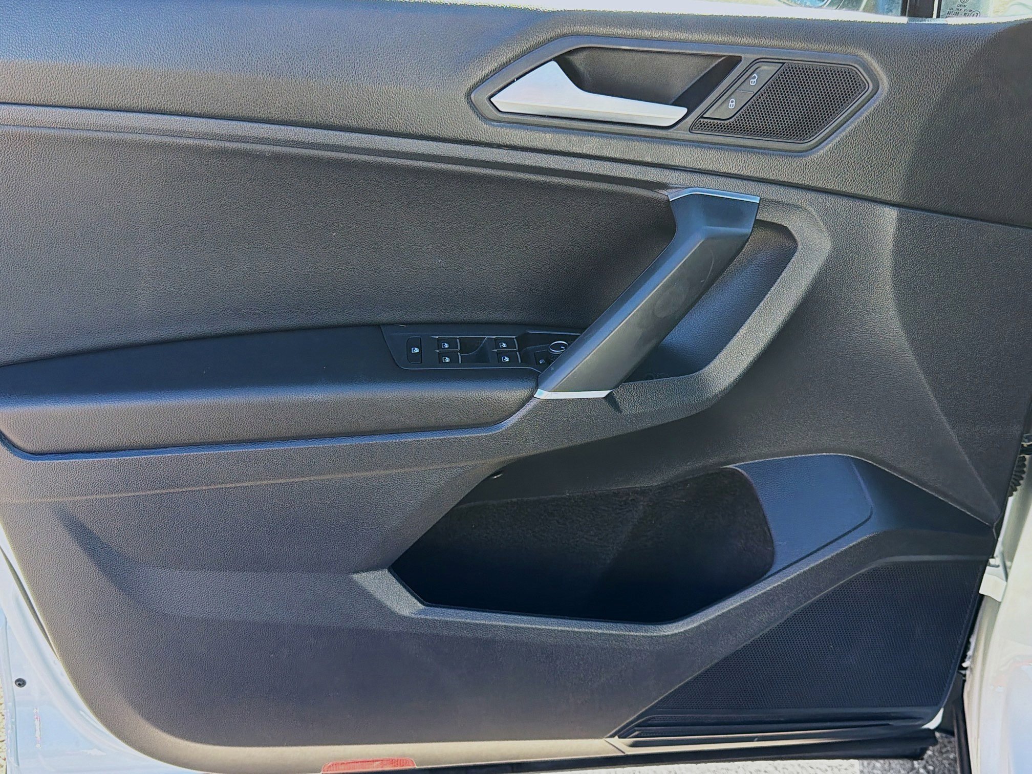 Used 2020 Volkswagen Tiguan SE image 22