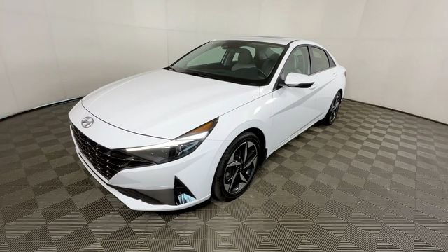 Certified 2023 Hyundai Elantra Limited w/ Winter Weather Package FWD image 9