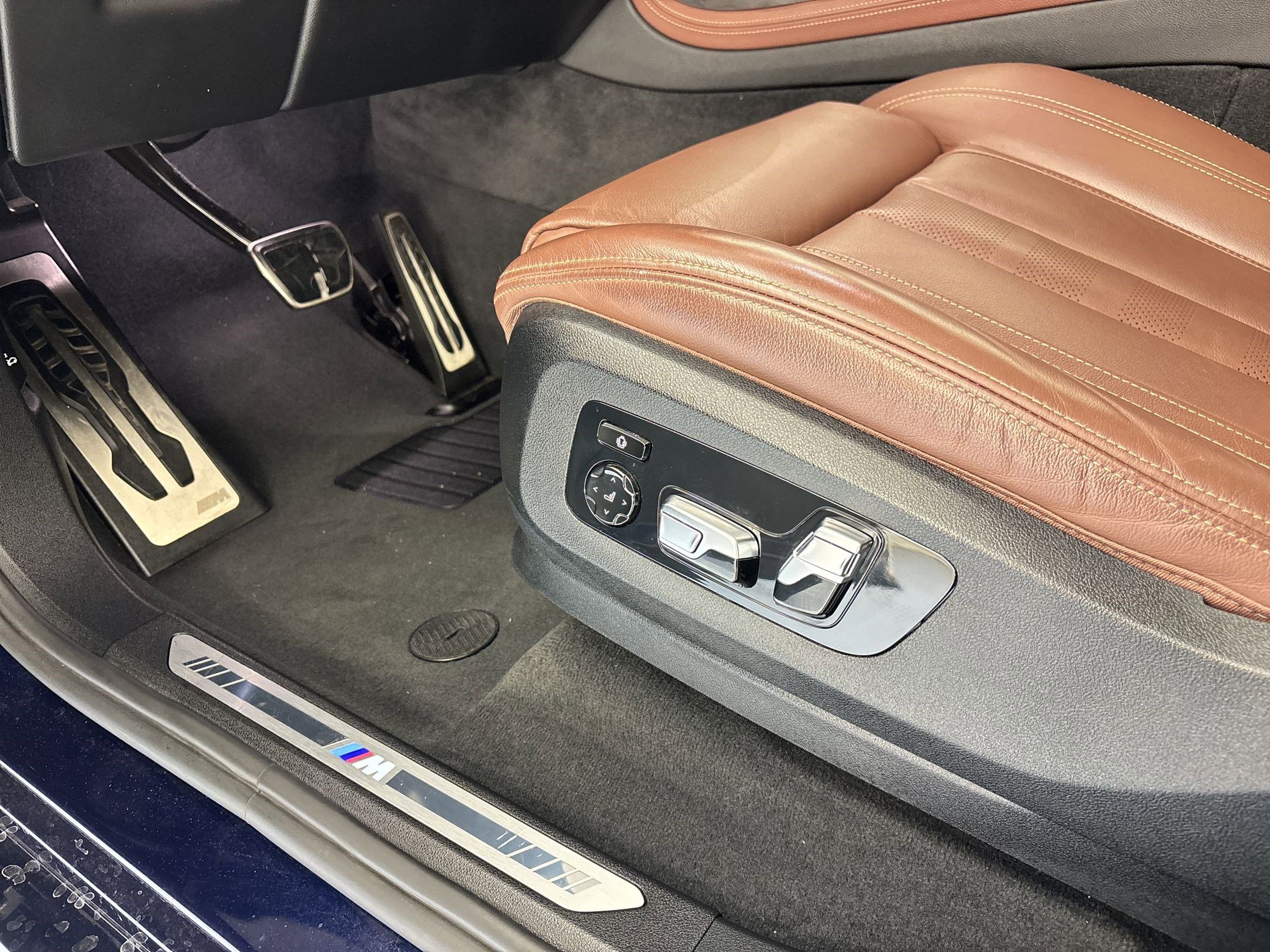 Used 2022 BMW X7 xDrive40i w/ M Sport Package image 11