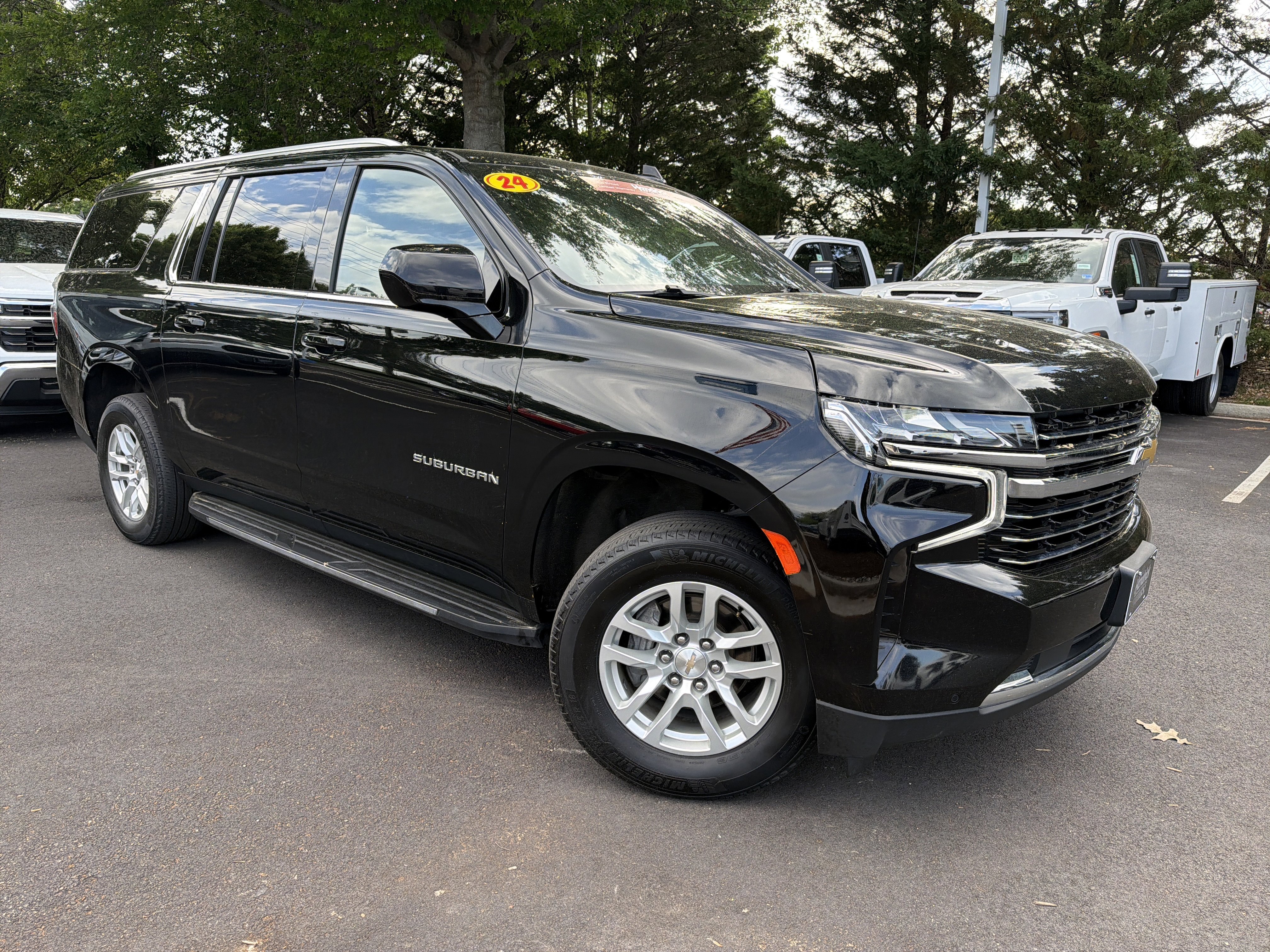 Used 2024 Chevrolet Suburban LT AWD/4WD image 2