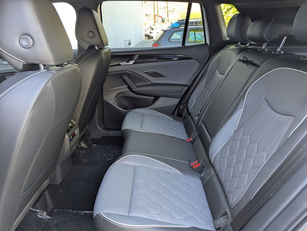 New 2025 Volkswagen Tiguan SE R-Line image 17